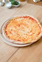 traditionele italiaanse pizza margherita met tomaten, mozzarella kaas foto