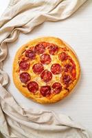 pepperoni pizza op houten dienblad foto