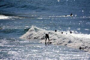 mensen Aan surfplanken in de oceaan foto