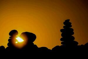 een zonsondergang visie met gestapeld rotsen foto