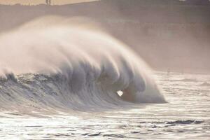 zee met golven foto