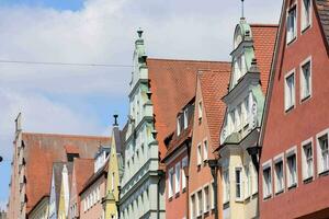 kleurrijk gebouwen lijn de straten van een Europese stad foto