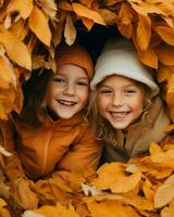 twee blij kinderen, hun gezichten stralend, omringd door levendig herfst bladeren, creëren een pittoreske moment van zuiver geluk.. generatief ai foto