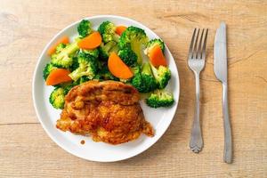kipsteak met broccoli en wortel