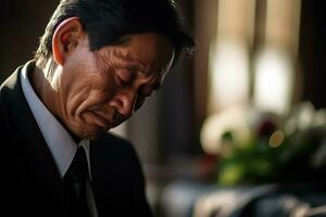 ouderen Aziatisch Mens met begrafenis leed en bloemen in kerk ai gegenereerd foto