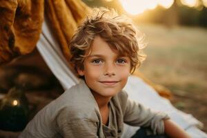 portret van een schattig jongen op zoek Bij camera terwijl in de buurt zijn tent in natuur ai gegenereerd foto