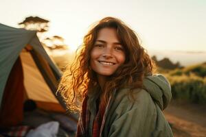 portret van meisje op zoek Bij camera terwijl in de buurt camping tent Bij zonsondergang ai gegenereerd foto