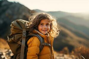 weinig meisje met rugzak wandelen Aan berg top Bij zonsondergang, reizen en avontuur concept ai gegenereerd foto