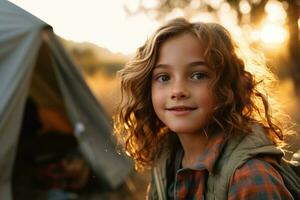 portret van schattig weinig meisje Bij camera terwijl staand in de buurt camping tent Bij zonsondergang ai gegenereerd foto