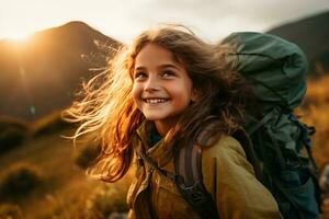 weinig meisje met rugzak wandelen Aan berg top Bij zonsondergang, reizen en avontuur concept ai gegenereerd foto