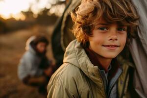 portret van een schattig jongen op zoek Bij camera terwijl in de buurt zijn tent in natuur ai gegenereerd foto