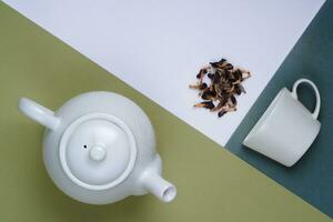 theepot kop en thee Aan minimalistische achtergrond foto