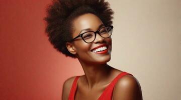 mooi glimlachen Afro Amerikaan vrouw vervelend bril tegen rood achtergrond met ruimte voor tekst, achtergrond afbeelding, ai gegenereerd foto