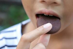 detailopname visie van mond aan het eten voedsel foto