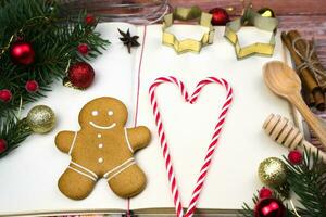 wijnoogst recept boek, peperkoek Mens en hart van lolly . Kerstmis bakken concept. detailopname. top visie. foto