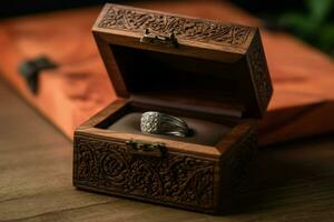 bewerkte houten sieraden doos met zilver ring. genereren ai foto