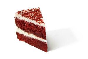een rood fluweel taart, geïsoleerd Aan een wit achtergrond. een rood fluweel taart is een zacht rood fluweel traktatie met een perfect balans van zoet en scherp, bekroond met een zijdezacht, romig laag van room kaas glazuur. foto