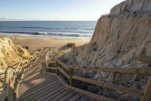 een van de meest mooi stranden in Spanje, gebeld cuesta maneli, huelva, in Spanje. omringd door duinen, vegetatie en kliffen. een prachtig strand. foto