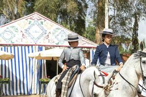 huelva, Andalusië, Spanje. 10.15.2023, de paard eerlijk in huelva, ook bekend net zo de herfst eerlijk, is een levendig Andalusisch viering dat mengsels ruiter traditie met feestelijk energie in een kleurrijk. foto