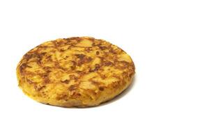 Spaans omelet of aardappel omelet, geïsoleerd Aan wit achtergrond. tortilla de patatas is een heerlijk Spaans schotel gemaakt met eieren en aardappelen, typisch geserveerd net zo een smakelijk omelet of aardappel taart. foto