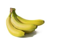 bananen geïsoleerd Aan een wit achtergrond. bananen zijn tropisch fruit met zacht, zoet pulp, ideaal voor aan het eten alleen of toevoegen naar smoothies en desserts. foto