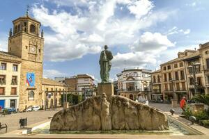 ubeda, Jaen, Spanje, 6.8.2023. plein de andalusië in ubeda is een centraal plein dat serveert net zo de hart van de stad. het is een levendig en levendig bijeenkomst plaats voor lokale bevolking en toeristen gelijk. foto