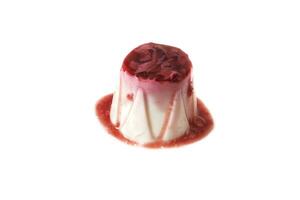 panna cotta met aardbei saus, geïsoleerd Aan een wit achtergrond. Italiaans voedsel concept. foto