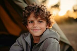 portret van een schattig jongen op zoek Bij camera terwijl in de buurt zijn tent in natuur ai gegenereerd foto