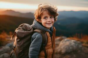 aanbiddelijk weinig jongen met rugzak wandelen in bergen Bij zonsondergang. reizen en actief levensstijl concept ai gegenereerd foto