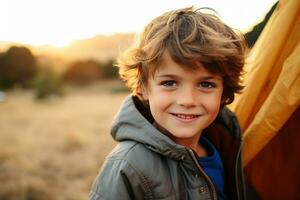 portret van een schattig jongen op zoek Bij camera terwijl in de buurt zijn tent in natuur ai gegenereerd foto