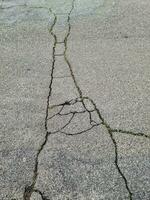 asfalt oppervlakken van verschillend straten en wegen met scheuren in dichtbij omhoog foto