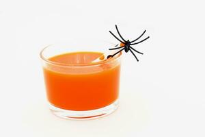 een glas van oranje sap, halloween concept foto