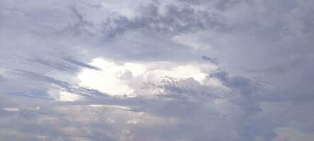 een blauw lucht met wolken en een blauw lucht, blauw lucht en wit wolk Doorzichtig zomer visie, een groot wit wolk is in de lucht, een blauw lucht met wolken en sommige wit wolken foto