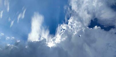 een blauw lucht met wolken en een blauw lucht, blauw lucht en wit wolk Doorzichtig zomer visie, een groot wit wolk is in de lucht, een blauw lucht met wolken en sommige wit wolken foto