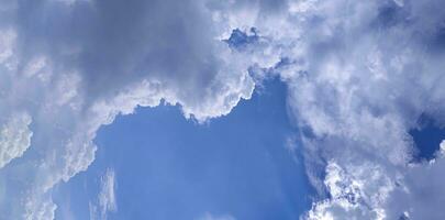 een blauw lucht met wolken en een blauw lucht, blauw lucht en wit wolk Doorzichtig zomer visie, een groot wit wolk is in de lucht, een blauw lucht met wolken en sommige wit wolken foto