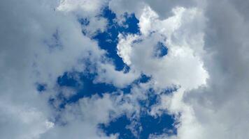 een blauw lucht met wolken en een blauw lucht, blauw lucht en wit wolk Doorzichtig zomer visie, een groot wit wolk is in de lucht, een blauw lucht met wolken en sommige wit wolken foto