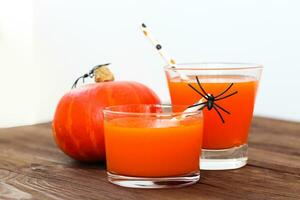 pompoen met sap Aan een houten tafel, halloween concept foto