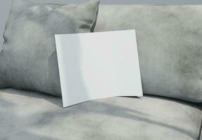 een blanco drievoud folder Aan top van sofa met getextureerde toegepast foto