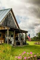 verlaten oud houten huis met Amerikaans vlag in de voorgrond foto