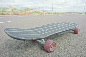 een skateboard op de weg foto