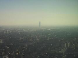luchtfoto van turijn met smog foto