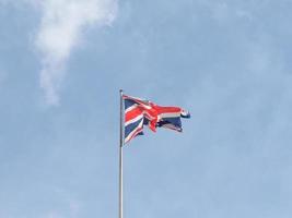 Britse vlag over blauwe lucht foto