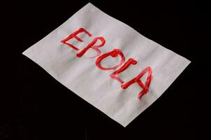de woord ebola geschreven Aan een stuk van papier foto