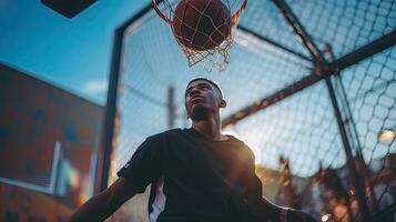 jong Afrikaanse Amerikaans Mens spelen basketbal Bij zonsondergang. sport en actief levensstijl concept. generatief ai foto