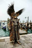 een persoon in kostuum Bij de carnaval van Venetië foto