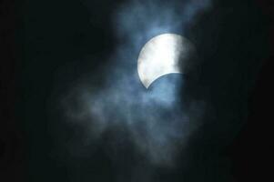 de maan is gezien door een zonne- verduistering foto