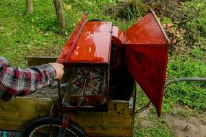 rood metaal houtversnipperaar foto