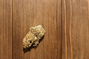 medisch marihuana, bloeiwijzen van shinki onkruid fabriek Aan houten achtergrond foto