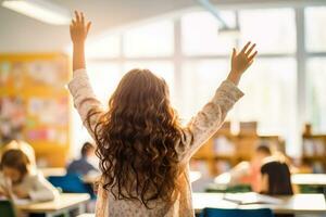 terug visie van schoolmeisje verhogen handen terwijl staand in klas Bij school- ai generatief foto