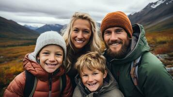 een familie portret met een moeder, vader, en twee kinderen glimlachen in besneeuwd weer.. generatief ai foto